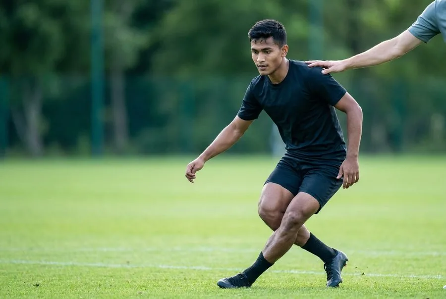 A footballer changing direction sharply, stressing the knee